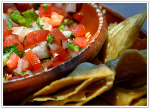 mexikanische nachos mit salsa